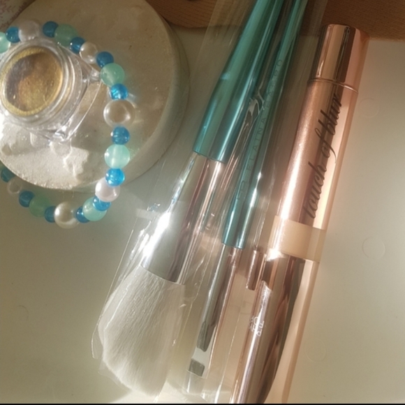 ❄ Cashmere Frost Makeup Gift Set 👁️ - Picture 4 of 9